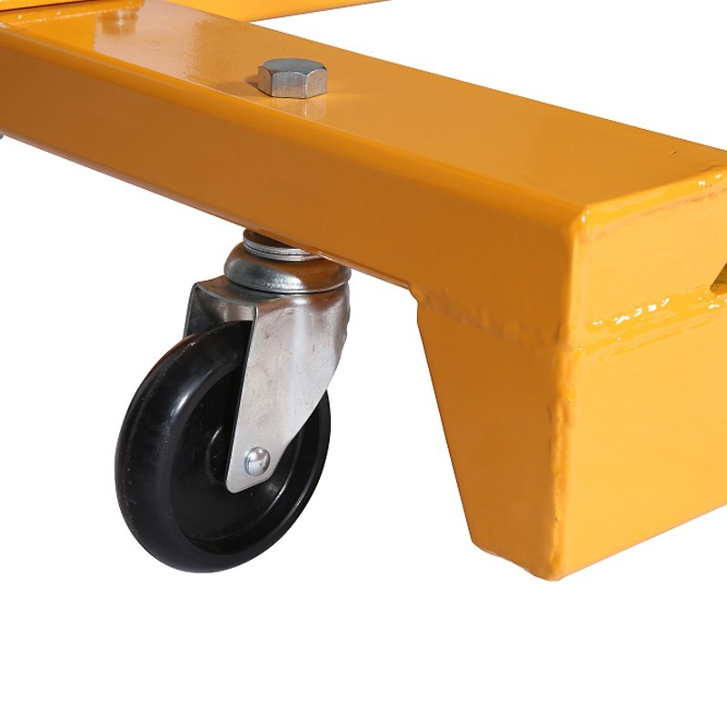 Zoom sobre una rueda de la grúa de taller para palets europeos