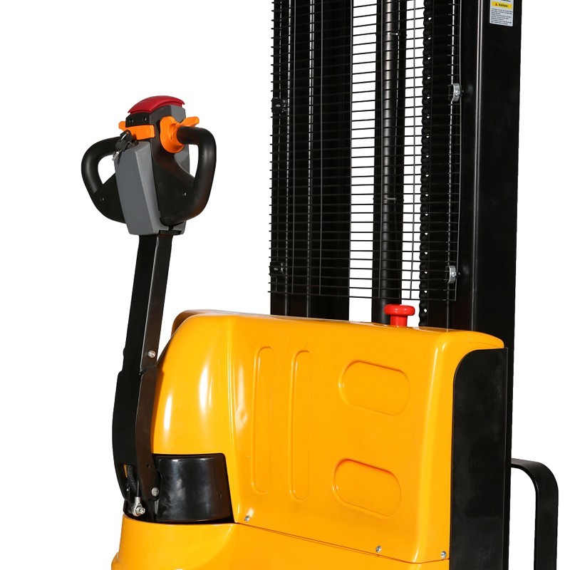 Zoom en la parte delantera con timón y botón de parada de emergencia