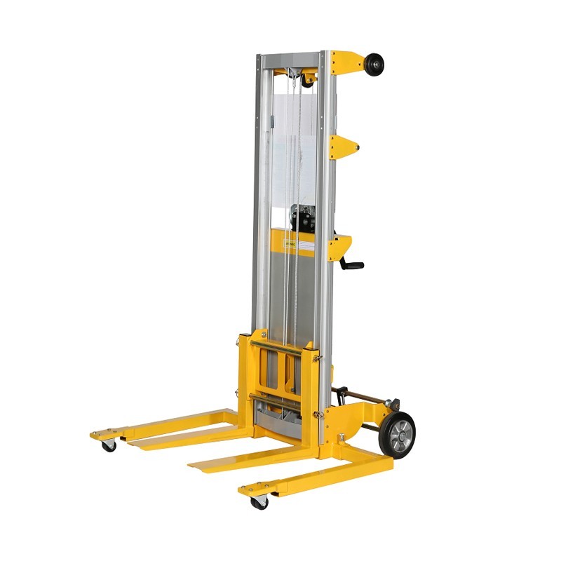 Vista desde 3/4 del apilador con manivela 181kg horquillas bajas