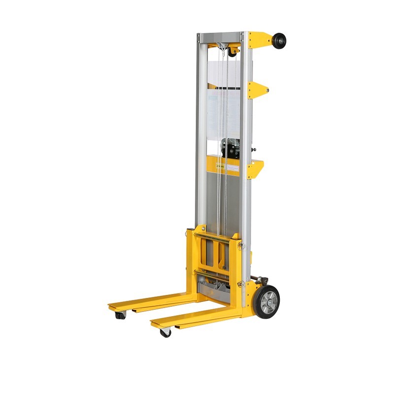 Vista desde 3/4 del apilador manual con manivela 227kg Elevación 1250 mm