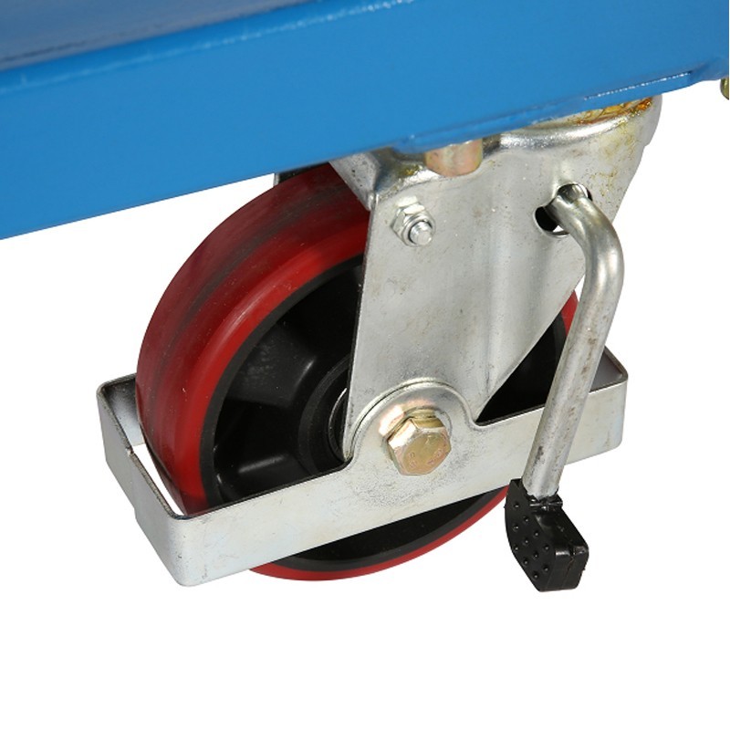 Zoom sobre una rueda directrice de la mesa elevadora azul con manivela 300kg