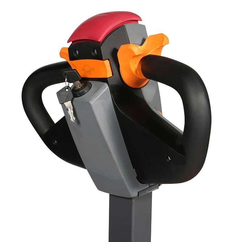 Zoom sobre el timón de la transpaleta eléctrica 1500kg