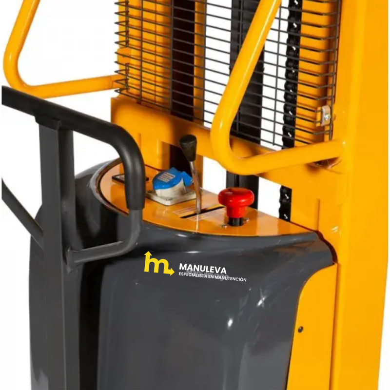 Zoom sobre el botón de parada de emergencia del apilador semi eléctrico