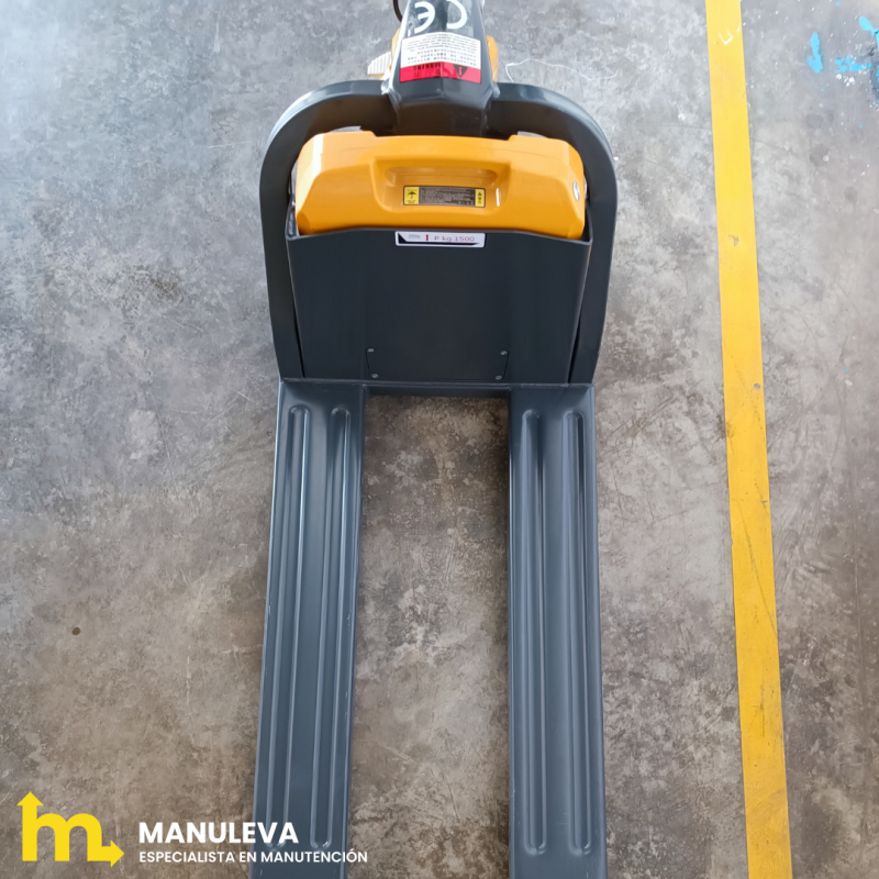 Vista superior de las horquillas de la transpaleta eléctrica batería litio 30 Ah