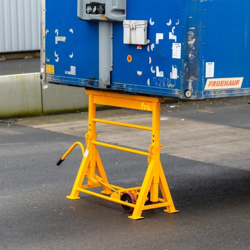 Caballete de seguridad para remolques de 15 toneladas bajo un remolque