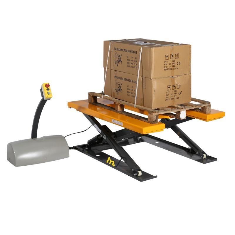Mesa elevadora en E 220V en posición medio-alta con palet y mercancía