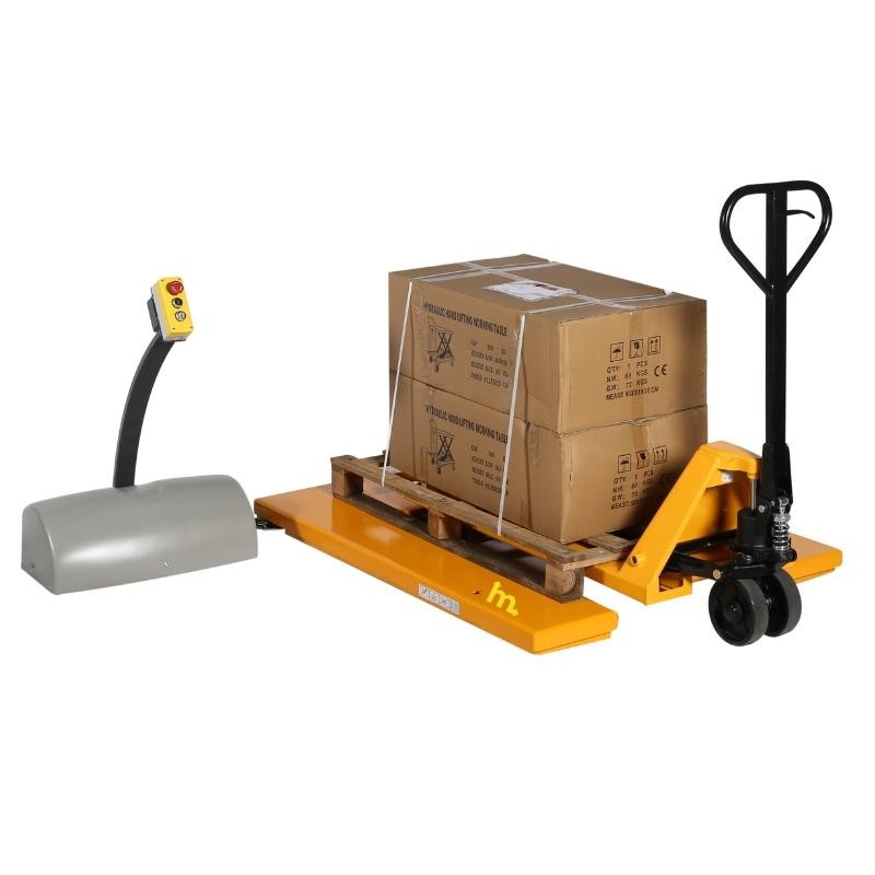 Mesa elevadora en E 220V en posición baja con una transpaleta y carga