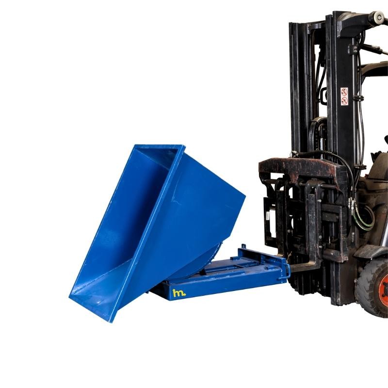 Tolva autobasculante 150 litros en proceso de volcado