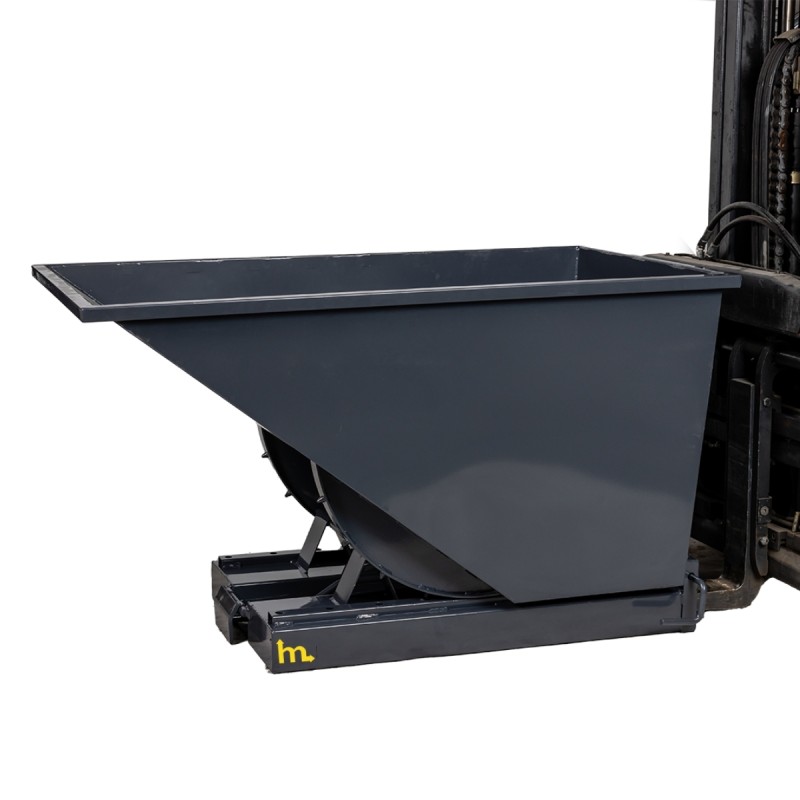 Vista de 3/4 de la tolva autobasculante gris 600L en posición baja con carretilla elevadora