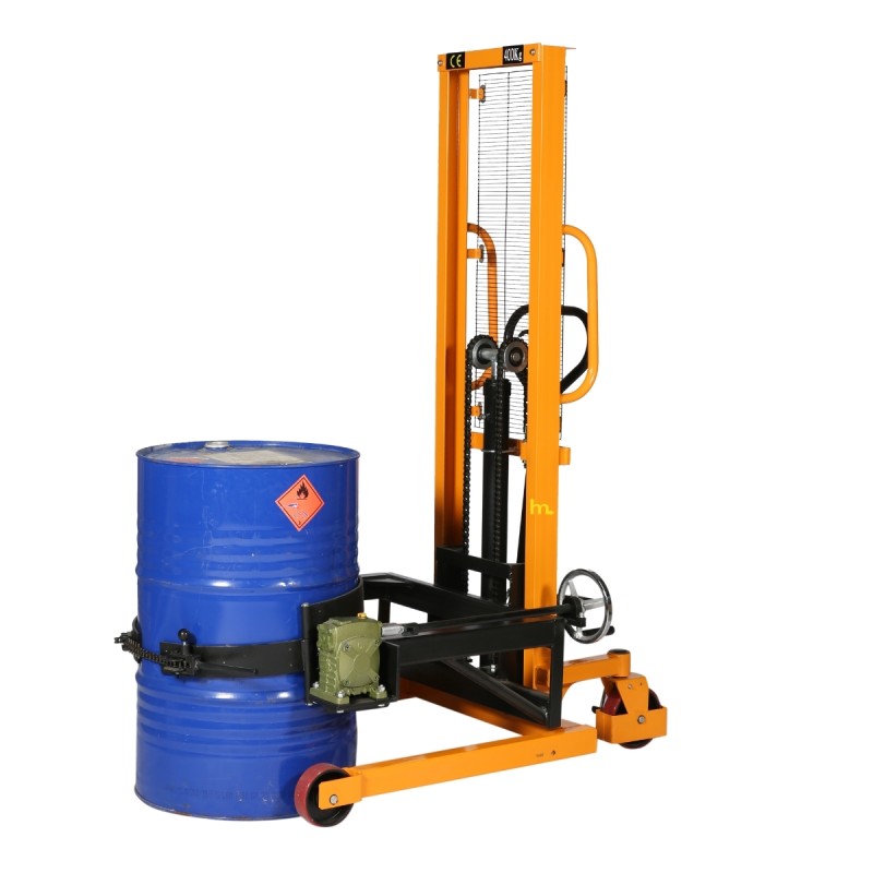 Vista desde 3/4 del apilador volteador de barriles de plástico o metal 400 kg con un barril en el suelo