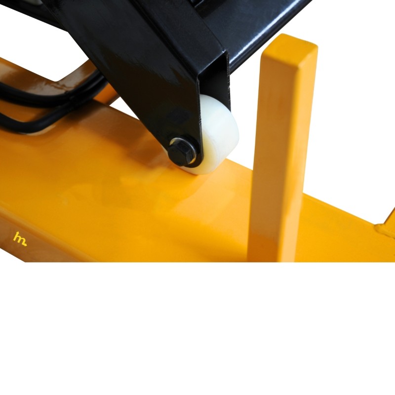 Zoom a las ruedas de la Mesa elevadora giratoria eléctrica 2000 kg