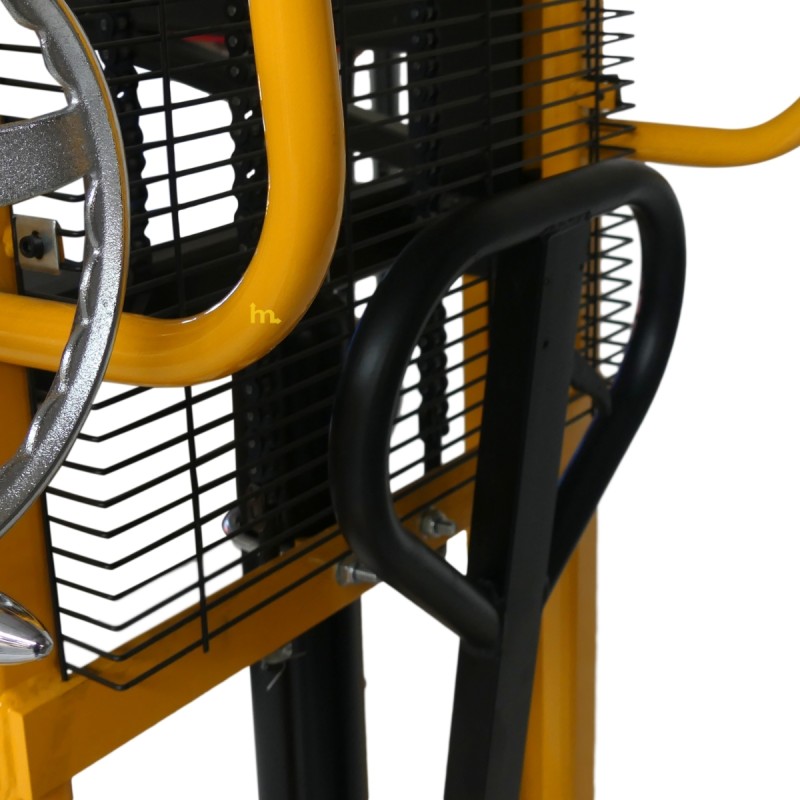 Vista del timon del apilador Volteador De Bidones 450 Kg -  Uñas separación 850 mm para palets - Elevación 1600 Mm