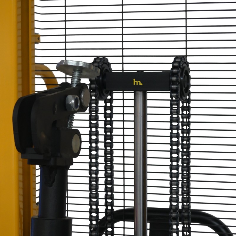 Vista de la pinza del apilador Volteador de bidones 450kg - Uñas separación 850 mm para palets - Elevación 2100 mm